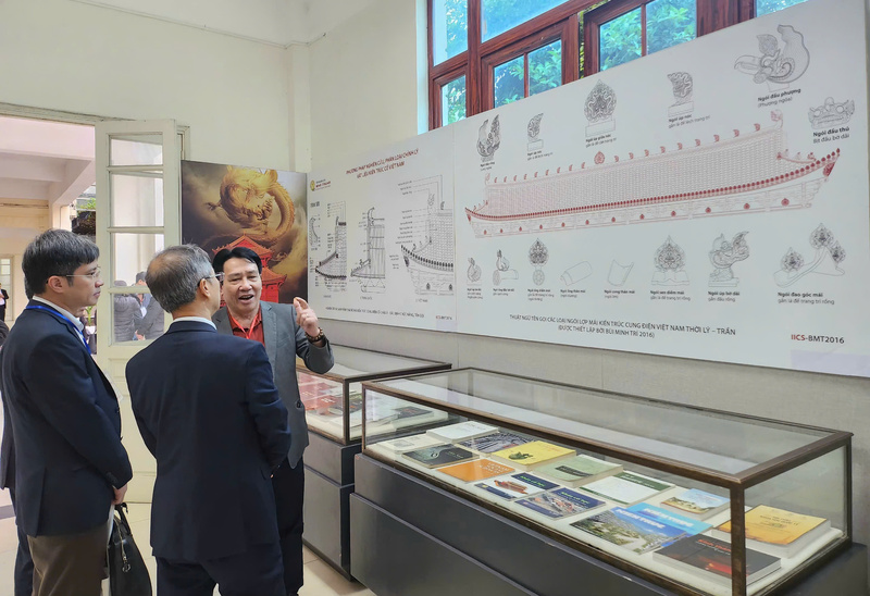 Các đại biểu tham quan mô hình kiến trúc cung điện thời Lý - Trần. Ảnh: Hữu Trường