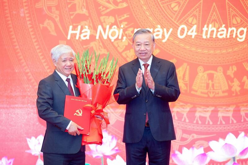 Thay mặt Bộ Chính trị, Tổng Bí thư Tô Lâm trao quyết định, tặng hoa chúc mừng đồng chí Đỗ Văn Chiến. Ảnh: Phạm Thắng