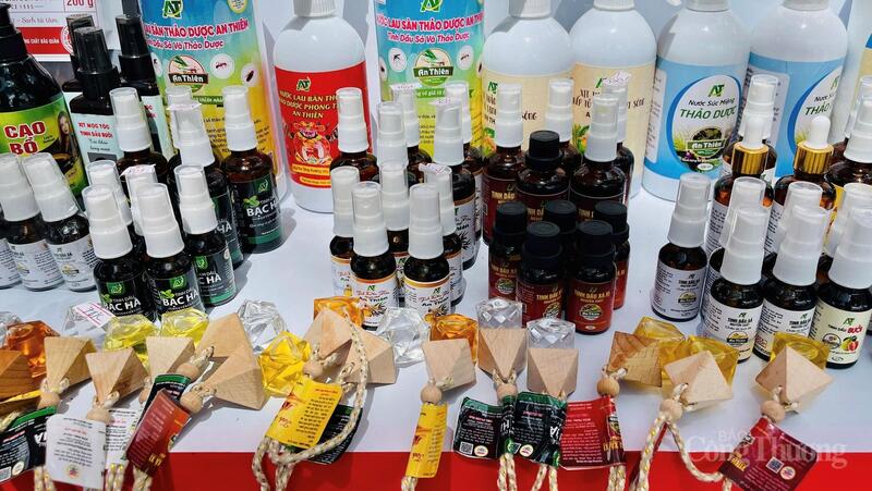 Nhờ các điểm bán hàng cố định, các sản phẩm đặc trưng của bà con vùng đồng bào dân tộc thiểu số được nhiều người biết đến hơn. Ảnh: Hiền Mai