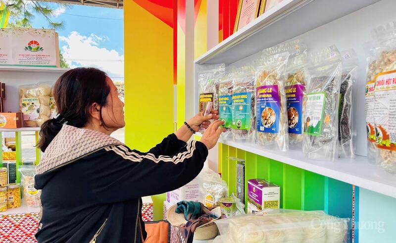 Măng le, phở khô của người dân được bày bán tại Triển lãm sản phẩm đặc trưng tỉnh Gia Lai. Ảnh: Hiền Mai