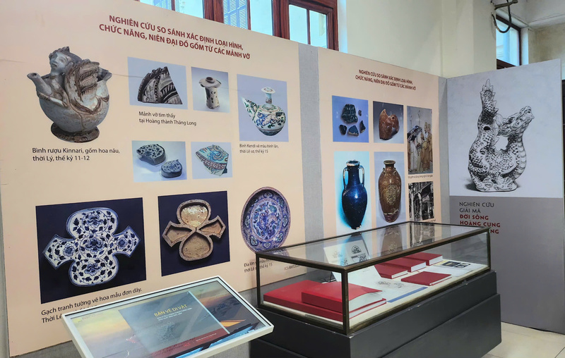 Trưng bày tư liệu, hiện vật bên lề hội thảo. Ảnh: Hữu Trường