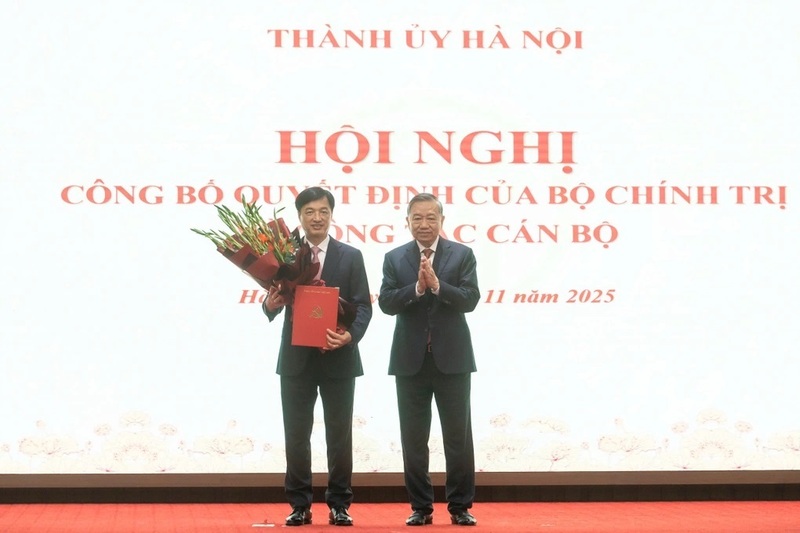 Tổng Bí thư Tô Lâm trao quyết định và tặng hoa chúc mừng tân Bí thư Thành ủy Hà Nội Nguyễn Duy Ngọc. Ảnh: Dân trí.