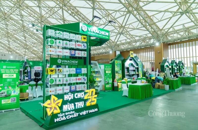 Các gian hàng của VINACHEM được thiết kế hiện đại, sáng tạo, nổi bật với dấu ấn chuyển đổi số thông qua sàn thương mại điện tử VinachemMart – kênh bán hàng trực tuyến đầu tiên của ngành Hóa chất Việt Nam.