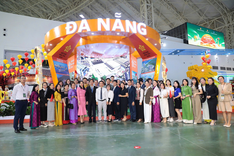 Gian hàng của TP. Đà Nẵng được vinh danh là "Không gian trưng bày tiêu biểu" tại Hội chợ Mùa Thu lần thứ nhất - 2025. Ảnh: Bình An