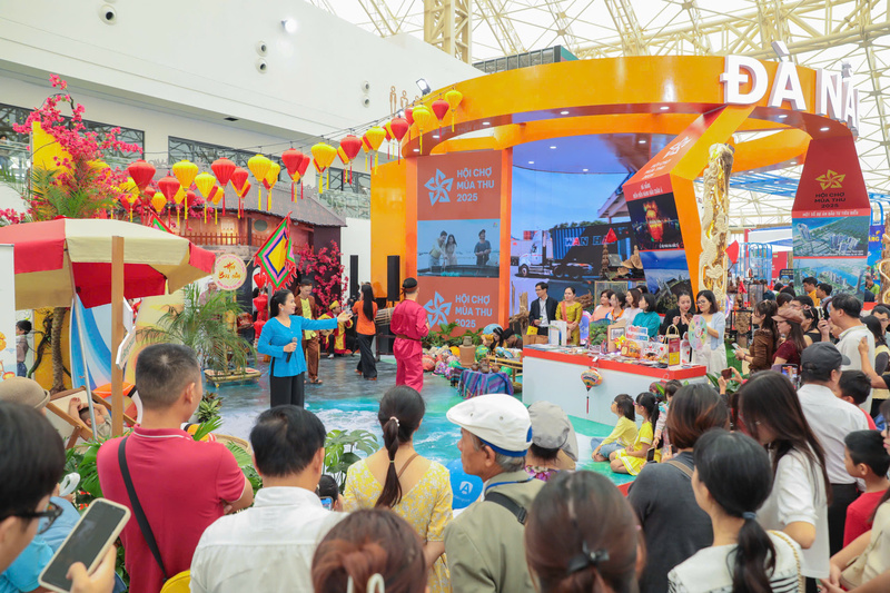 Đông đảo người dân, du khách thưởng thức nghệ thuật hô hát Bài Chòi tại Hội chợ Mùa Thu. Ảnh: Bình An