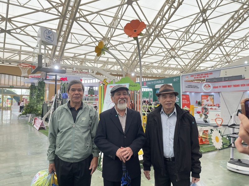 Ông Hoàng Văn Năm (đứng giữa) và những người bạn tham quan Hội chợ Mùa Thu lần thứ nhất - 2025. Ảnh: Nguyễn Hương