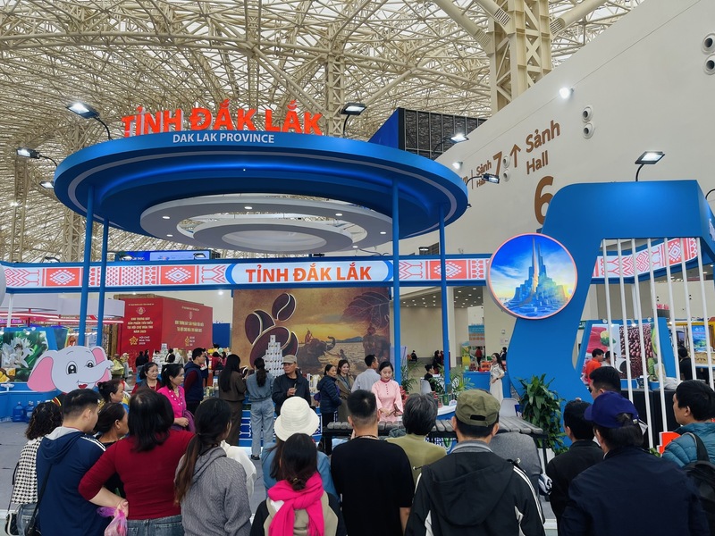 Ngày cuối cùng nhưng người dân vẫn hào hứng với các gian hàng tại Hội chợ Mùa Thu lần thứ nhất - 2025. Ảnh: Thanh Hương