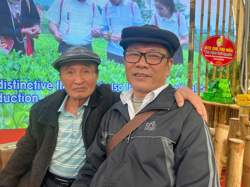 Bác Nguyễn Thanh Nhã (đeo kính) hào hứng với không gian thưởng trà của tỉnh Thái Nguyên. Ảnh: Thanh Thảo