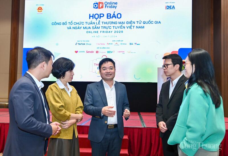 Các đại biểu trao đổi trước giờ họp báo.