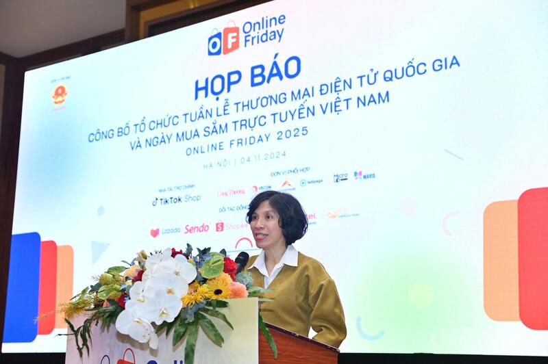 Bà Lại Việt Anh - Phó Cục trưởng Cục Thương mại điện tử và Kinh tế số phát biểu mở đầu buổi họp báo.