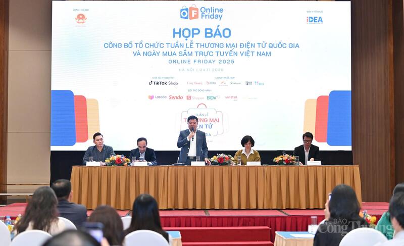 Nhà báo Nguyễn Văn Minh - Tổng Biên tập Báo Công Thương đại diện Ban Tổ chức giải đáp nhiều thắc mắc của các cơ quan thông tấn - báo chí.