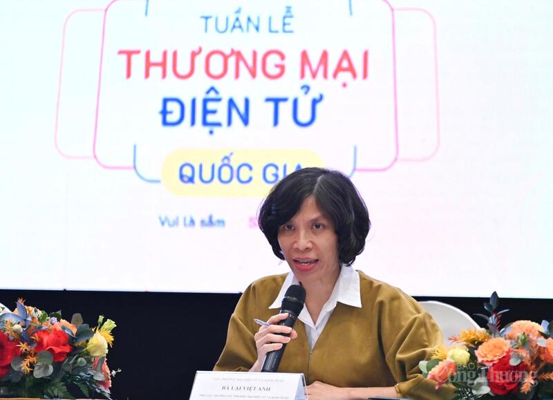 Bà Lại Việt Anh - Phó Cục trưởng Cục Thương mại điện tử và Kinh tế số chia sẻ tại họp báo.