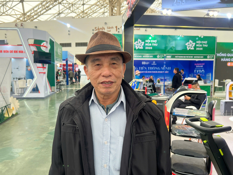 Bác Như Ý (Bắc Ninh) chia sẻ niềm vui khi được tham quan và mua sắm tại Hội chợ Mùa Thu lần thứ nhất - 2025. Ảnh: Thanh Thảo