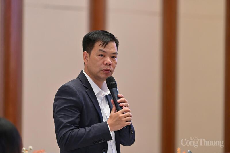 Ông Nguyễn Hữu Tuấn, Giám đốc Trung tâm Phát triển Thương mại điện tử và Công nghệ số phát biểu tại buổi họp báo