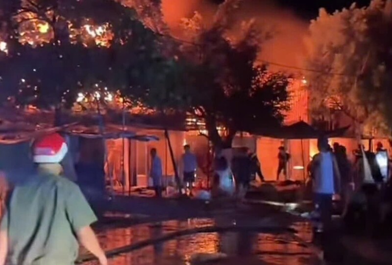 Cháy chợ Bình Dương, tiểu thương chạy loạn trong đêm.