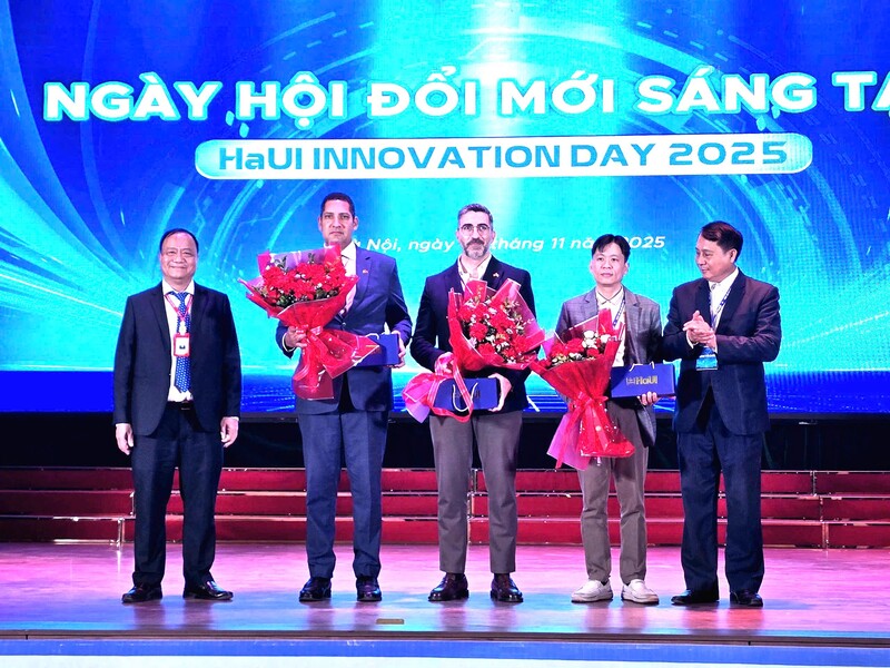 TS Nguyễn Văn Thiện *đầu tiên bên trái" cùng TS Lê Hồng Quân (đầu tiên bên phải) tặng hoa cho các diễn giả. Ảnh: Thu Hường