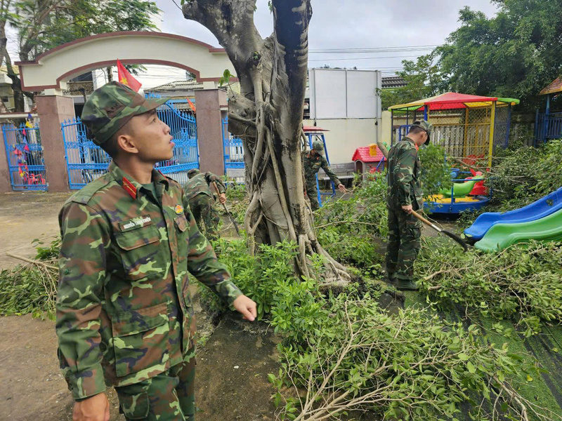 Dọn dẹp cây xanh để phòng ngã đổ. Ảnh: Nguyễn Dương