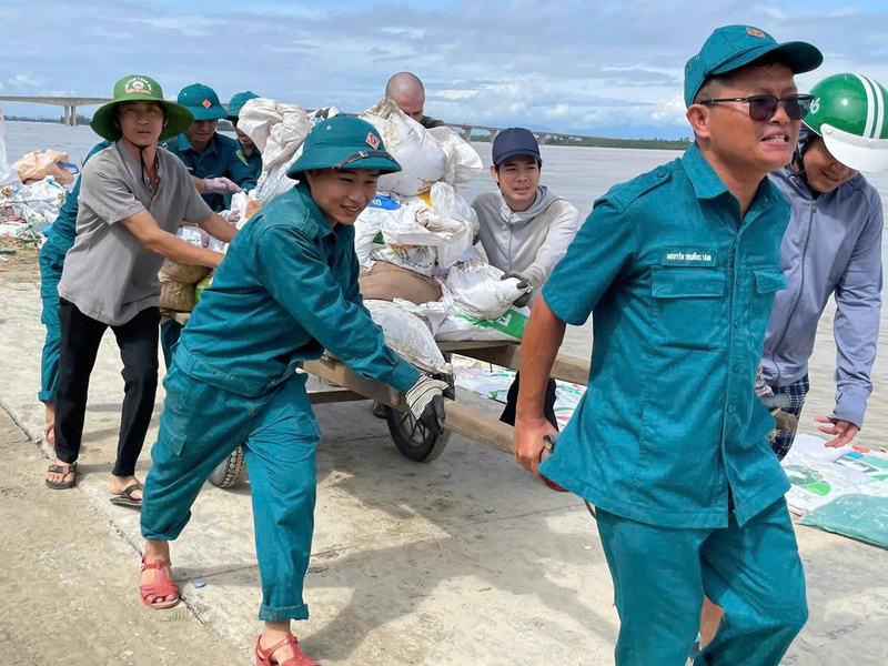 Những bao cát được chất lên xe kéo đi để gia cố tuyến kè. Ảnh: Nguyễn Dương