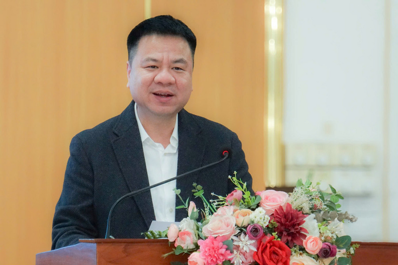 Nhà báo Triệu Ngọc Lâm, Tổng Biên tập Báo Giáo dục và Thời đại, chia sẻ tại hội thảo. Ảnh: Lê Nghĩa