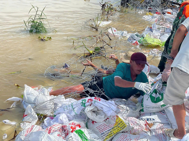 Những rọ thép để gia cố thêm sự kết nối giữa các bao cát. Ảnh: Nguyễn Dương