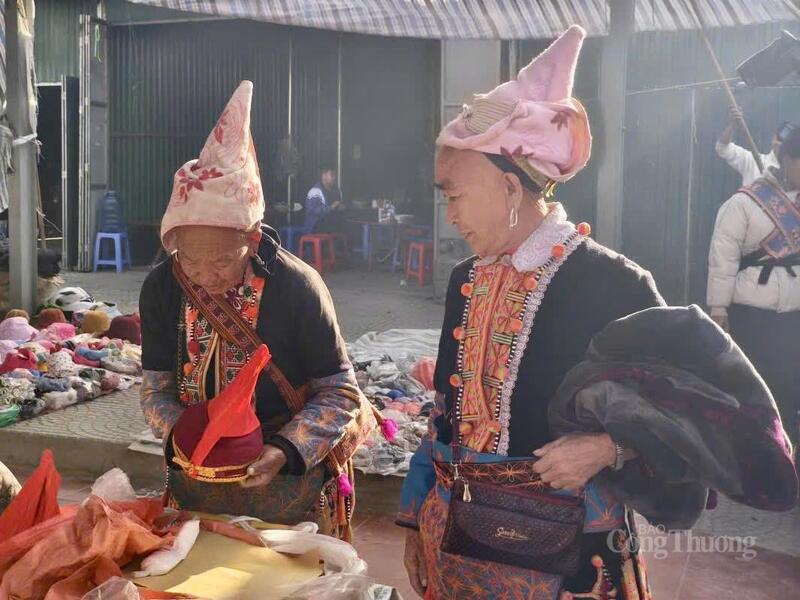 Chợ phiên Sừng không chỉ là nơi trao đổi hàng hóa mà còn là không gian giao lưu văn hóa, nơi gắn kết cộng đồng.