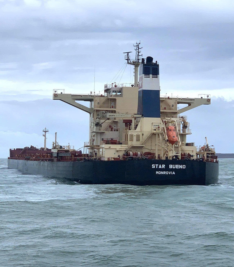 UBND tỉnh Quảng Ngãi đang khẩn trương lên phương án để ứng phó với việc tàu Star Bueno chở hơn 174.000 tấn quặng thép đang mắc cạn trên biển khi bão số 13 sắp đổ bộ vào đất liền. Ảnh: Tuệ Lâm