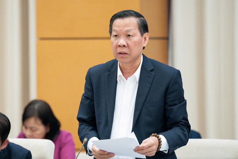 Chủ nhiệm Ủy ban Kinh tế và Tài chính Phan Văn Mãi trình bày tóm tắt Báo cáo thẩm tra sơ bộ. Ảnh: Lâm Hiển