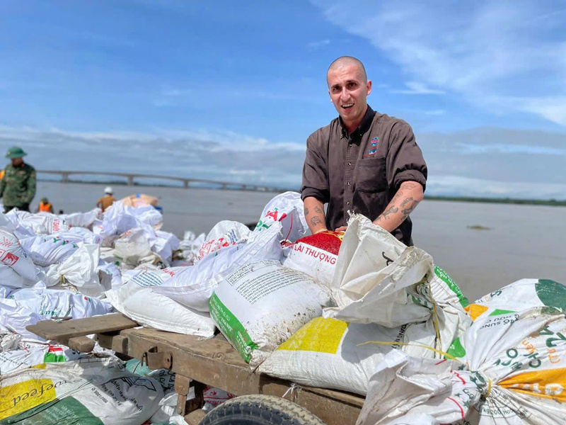 Du khách người Nga cũng lặn lội tới đây để góp sức cùng bà con. Ảnh: Nguyễn Dương