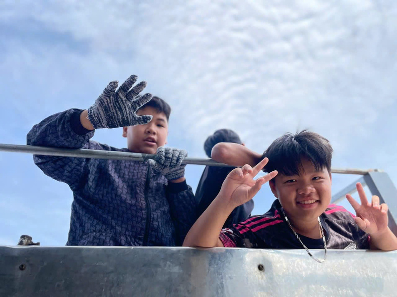 Các em nhỏ trong thôn cũng góp sức mình vào đại công trình của làng. Ảnh: Nguyễn Dương