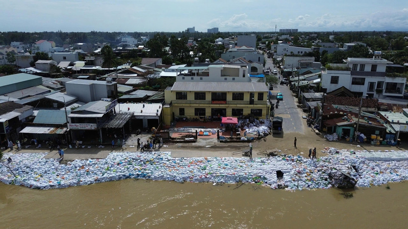 Về lâu dài, tuyến kè này cần được đánh giá tổng thể và có biện pháp khắc phục hữu hiệu. Ảnh: Nguyễn Dương