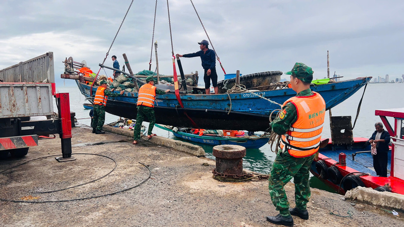 Đồn Biên phòng Sơn Trà giúp dân đưa phương tiện lên bờ trú bão. Ảnh: Bình An