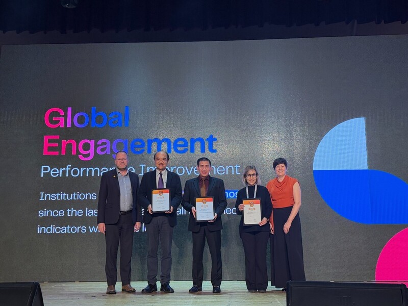 TS. Phan Hồng Hải - Hiệu trưởng IUH (đứng giữa) vinh dự nhân giải thưởng "Global Engagement - Performance Improvement" (Hội nhập toàn cầu - Cải tiến hiệu quả) tại Hội nghị Thượng đỉnh Giáo dục Đại học Châu Á - Thái Bình Dương tại Seoul (Hàn Quốc) chiều ngày 4/11/2025. Ảnh: IUH.