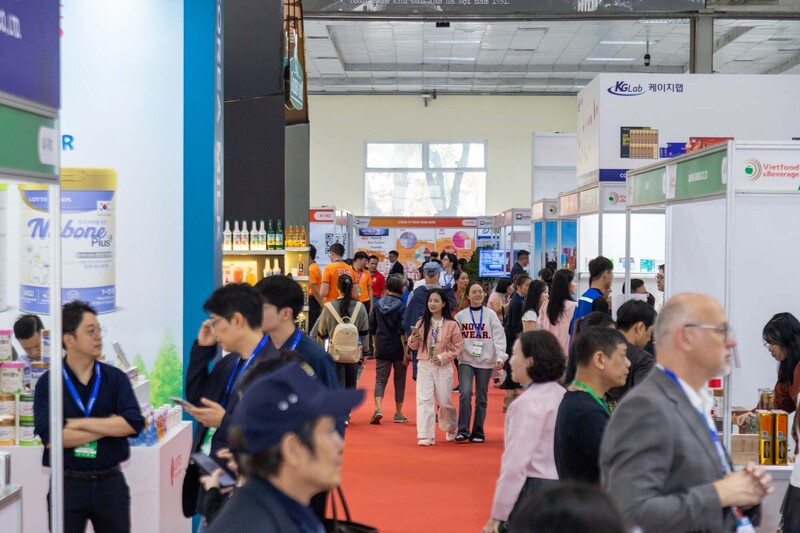 Triển lãm thu hút sự quan tâm của khách tham quan ngay ngày đầu khai mạc. Ảnh: Thiên Trang