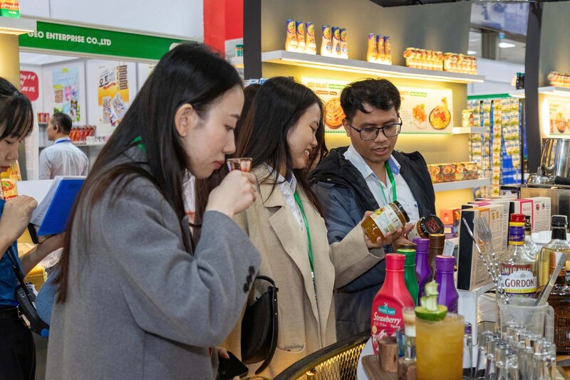 Khách tham quan triển lãm triển nghiệm sản phẩm tại triển lãm. Ảnh: Thiên Trang