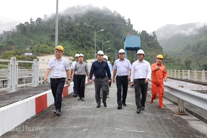 Đoàn kiểm tra Bộ Công Thương làm việc với Nhà máy Thủy điện Sông Bung 4 về phòng chống thiên tai và vận hành hồ chứa vào chiều 5/11