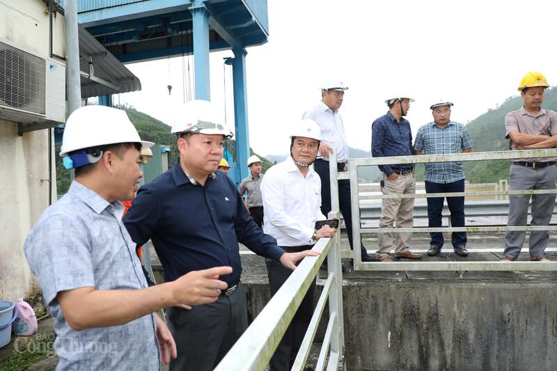 Trưởng Đoàn kiểm tra đề nghị tuyệt đối tuân thủ lệnh vận hành của cấp thẩm quyền, tổ chức theo dõi chặt chẽ sát thông tin dự báo khí tượng thủy văn, dự báo lượng nước về hồ để tăng cường phối hợp vận hành