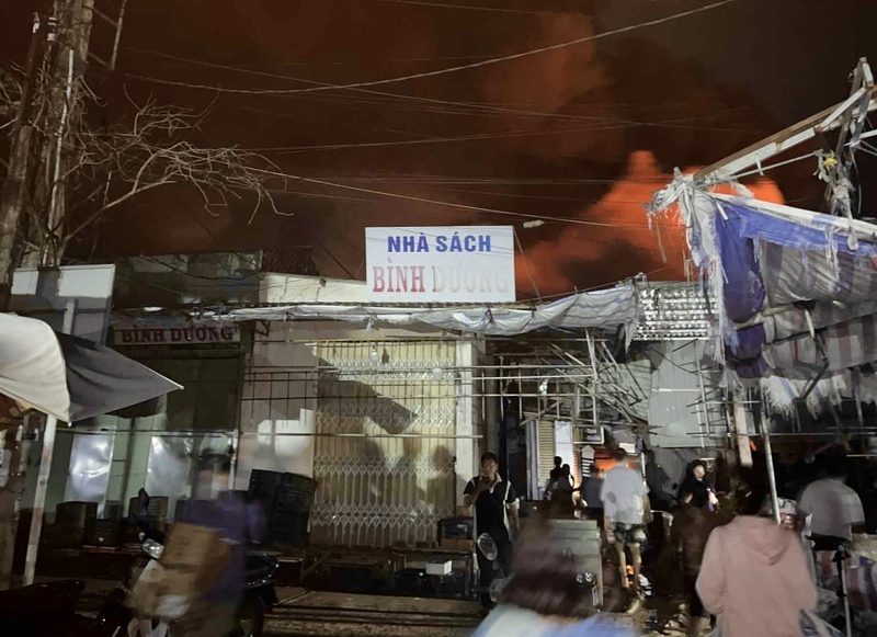 Ngọn lửa bất ngờ bùng lên dữ dội tại chợ Bình Dương (xã Bình Dương, tỉnh Gia Lai), thiêu rụi 86 ki-ốt.