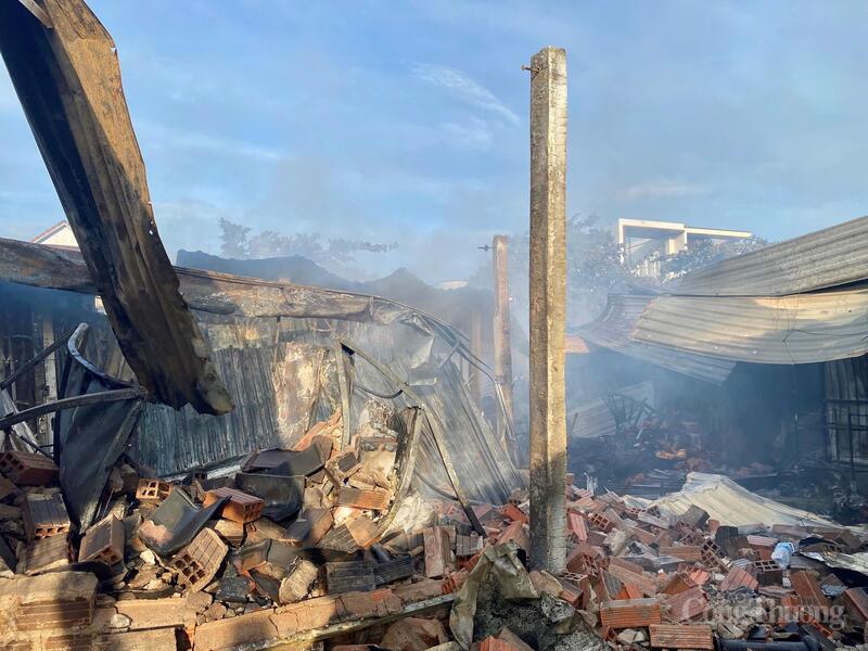 Những quầy hàng từng tấp nập nay chỉ còn lại đống đổ nát, tro tàn.