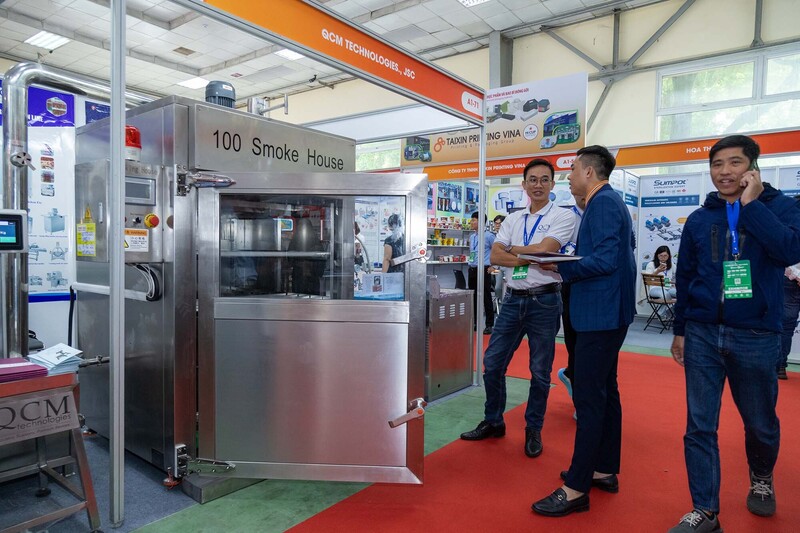 Doanh nghiệp giới thiệu công nghệ chế biến, đóng gói. Ảnh: Thiên Trang