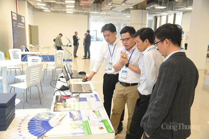 Các gian hàng trưng bày giới thiệu về thiết bị, công nghệ năng lượng và môi trường trong khuôn khổ hội thảo