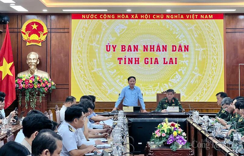 UBND tỉnh Gia Lai đã làm việc với Tư lệnh Quân khu 5 về công tác phòng chống, ứng phó với cơn bão số 13 (Kalmaegi). Ảnh: Hoàng Phát