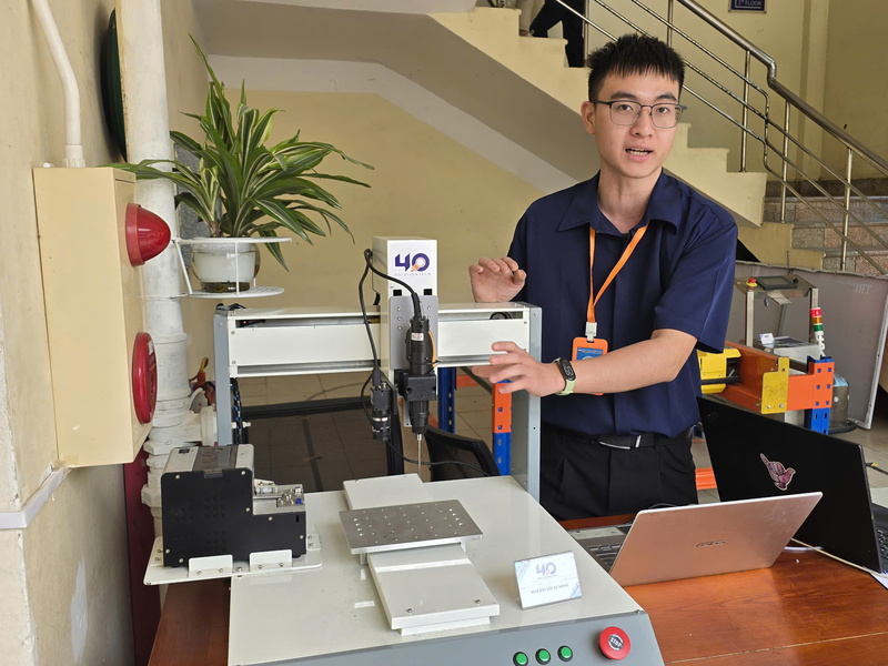 Nhiều sản phẩm khoa học, công nghệ được sinh viên HaUI giới thiệu tại Ngày hội Đổi mưới sáng tạo. Ảnh: Thu Hường