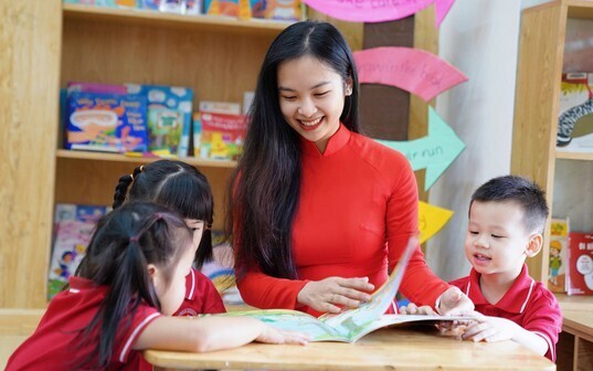 Bộ Giáo dục và Đào tạo đề xuất tất cả nhà giáo được hưởng hệ số lương đặc thù, tạo chuyển biến trong chính sách đãi ngộ và khẳng định vị thế người thầy trong xã hội. Ảnh minh hoạ