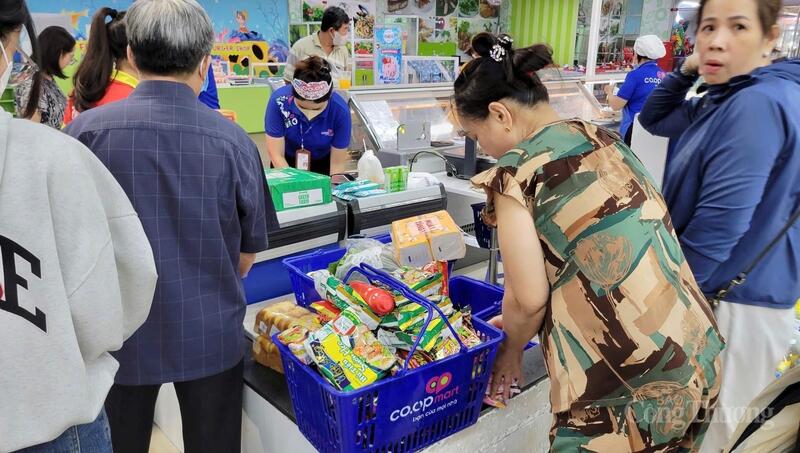 Người dân ưu tiên chọn các loại đồ hộp, thực phẩm ăn liền.