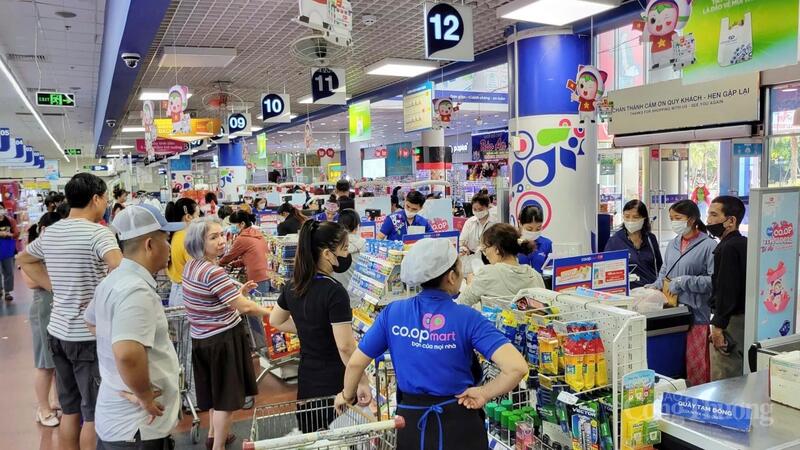 Người dân xếp hàng tính tiền tại Siêu thị Co.opmart Quy Nhơn.