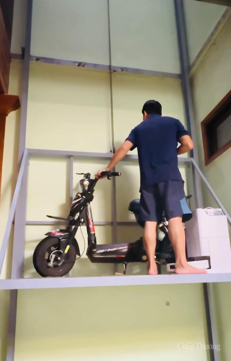 Anh Nguyễn Quang Nhã đang dùng hệ thống tời điện, đưa vật dụng lên cao tránh lũ.