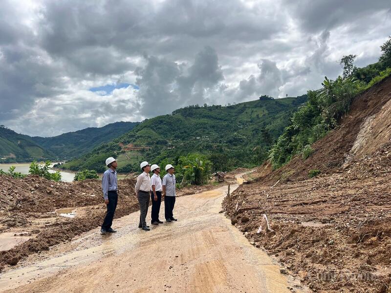 Lãnh đạo Công ty kiểm tra tình hình sạt lở tại xã Măng Bút