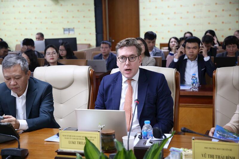 O Sr. Luke Treloar, Membro Executivo e Diretor de Consultoria Estratégica para Saúde e Ciências da Vida da KPMG Vietnam, discursando. Foto: Duy Thong