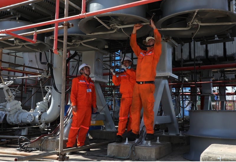 Kỹ sư, công nhân AVC đại tu các động cơ quạt làm mát MBA T3, ngày 03/11/2025