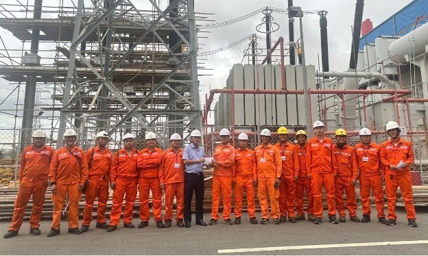 Ông Phạm Đình Quang, Phó TGĐ AVC (áo trắng giữa) thăm động viên cán bộ kỹ sư, công nhân đang thực hiện đại tu Tổ máy S3 Nhà máy Nhiệt điện Duyên Hải 3 mở rộng. Ảnh: Bình An